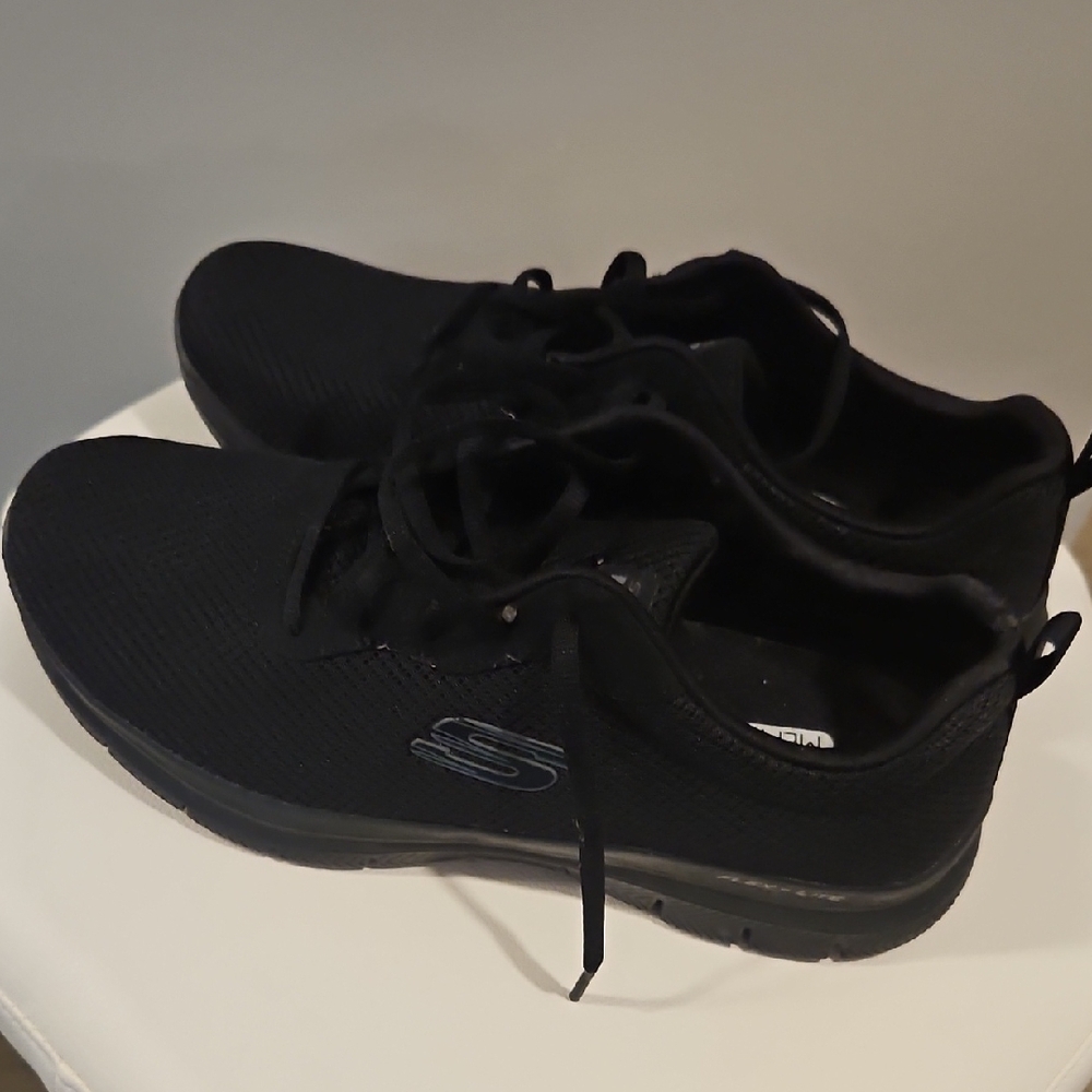 Skechers Black Sneakers with Breathable Knit Upper and Lightweight Sole - Picture 5 of 6